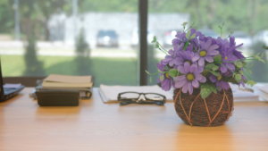 Hoe bloemen en planten jouw werkplek kunnen opvrolijken
